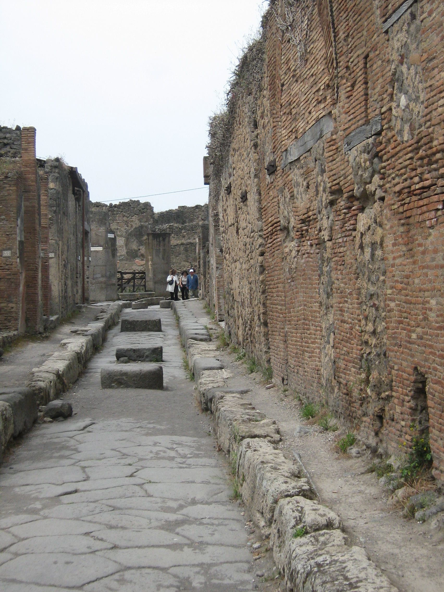 one-hop-road-pompeii-italy.jpg