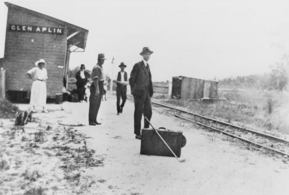 Waiting_for_the_train_at_Glen_Aplin_Railway_Station,_1920.jpg