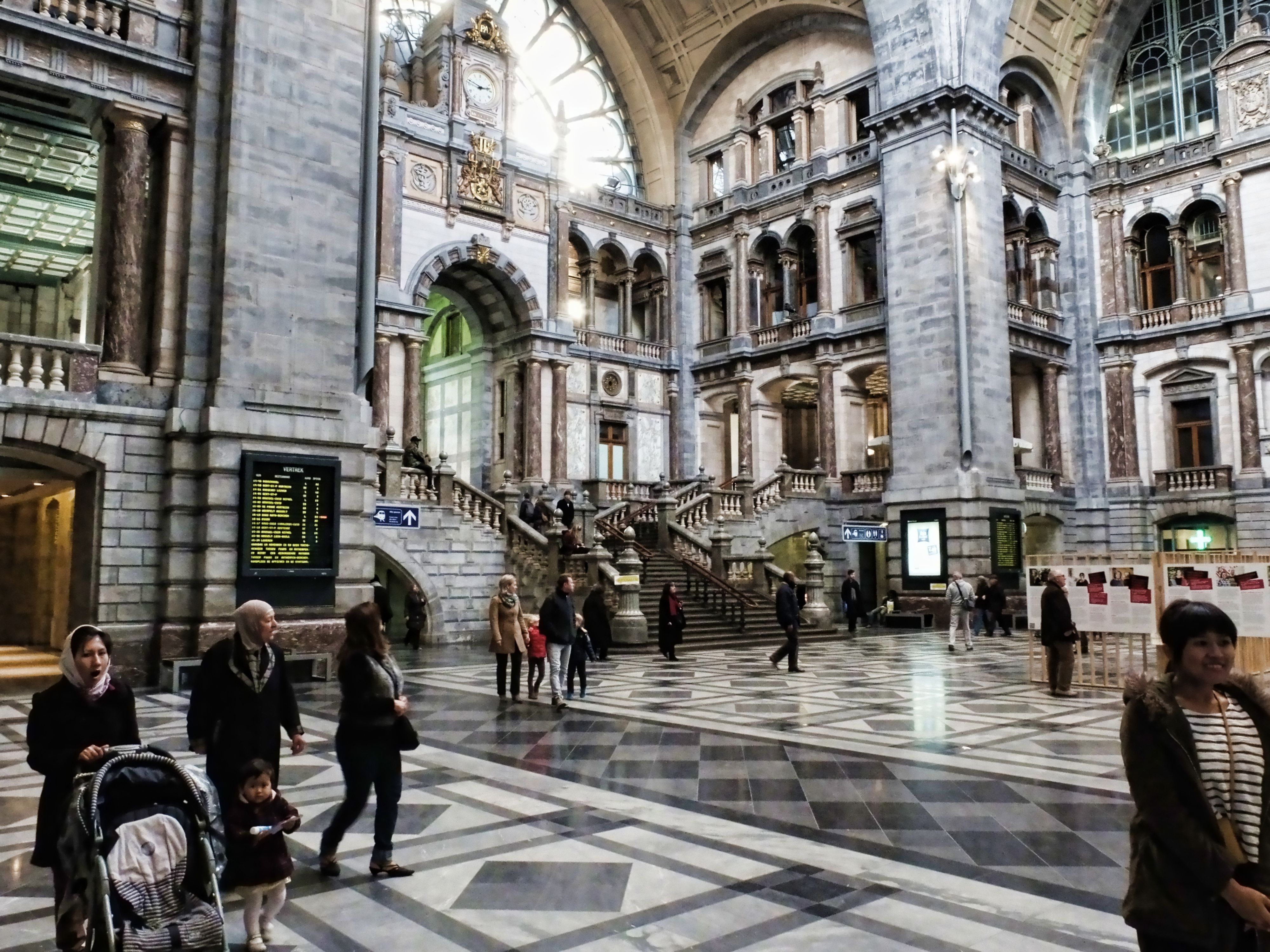Central_Railway_Station_Hall_in_Antwerp.jpg
